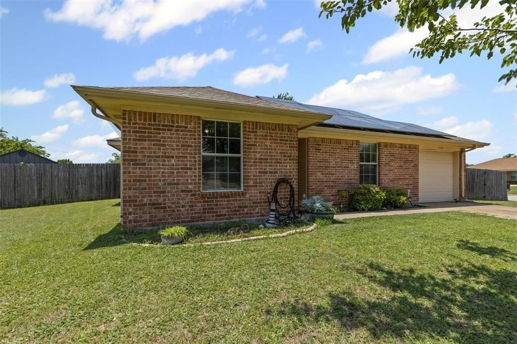 1107 Lynnwood Ct - Photo 2 of 40