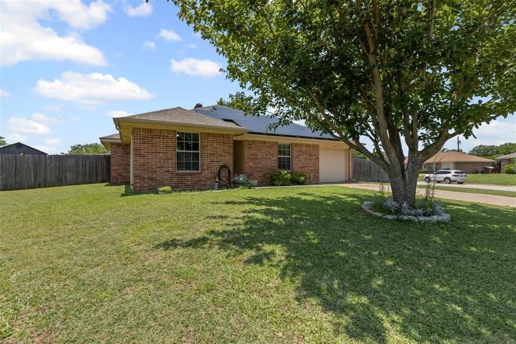 1107 Lynnwood Ct - Photo 4 of 40