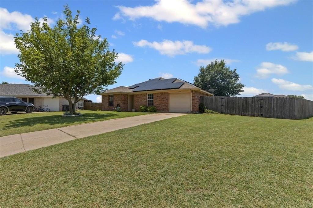 1107 Lynnwood Ct - Photo 5 of 40