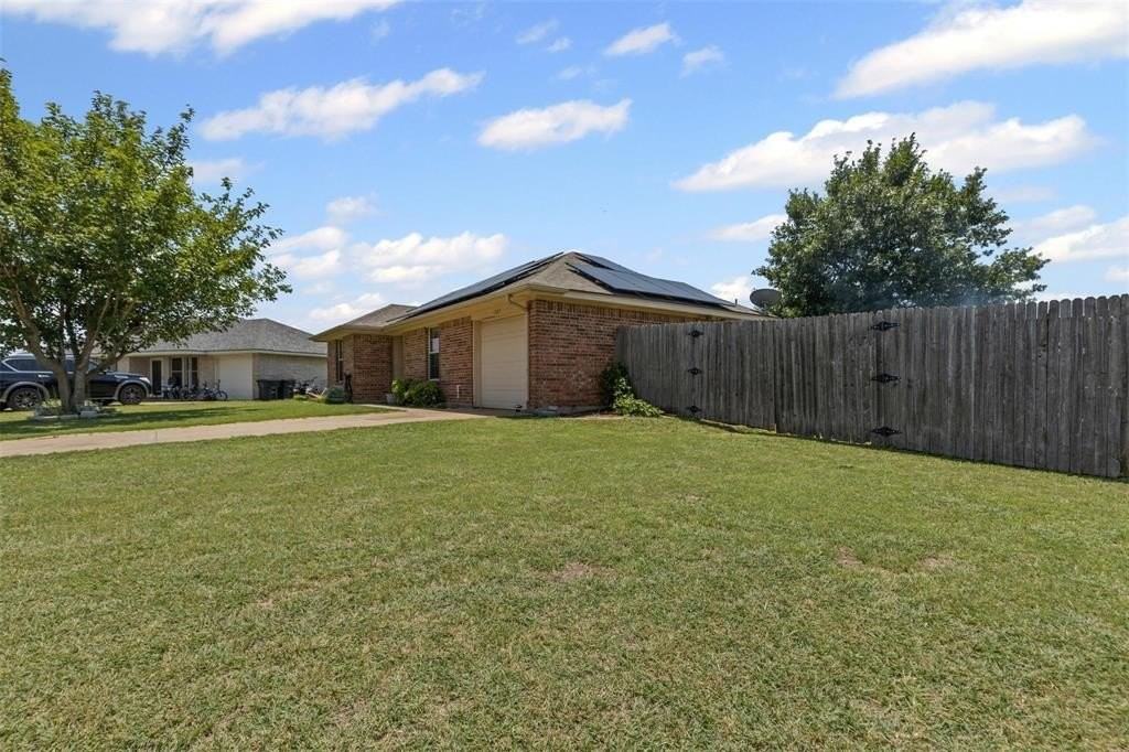 1107 Lynnwood Ct - Photo 6 of 40