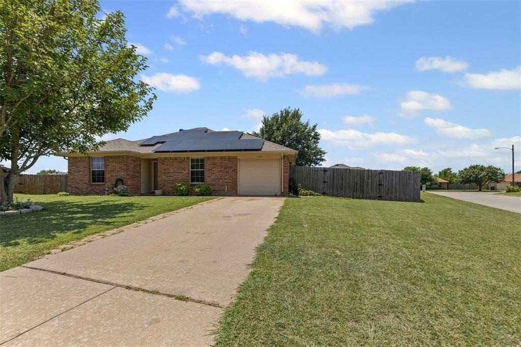 1107 Lynnwood Ct - Photo 7 of 40