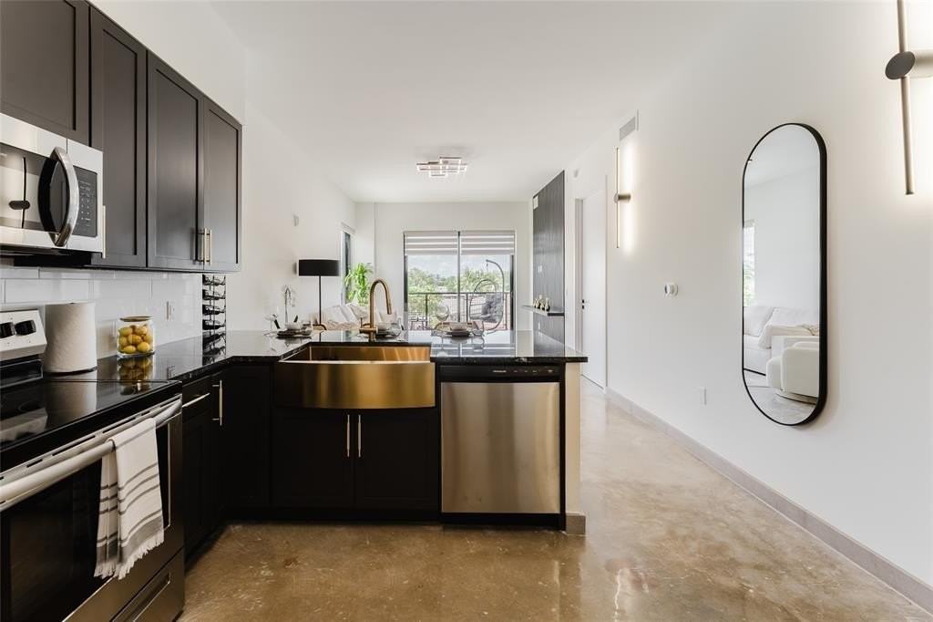 2750 Griffin Rd #309 - Photo 4 of 47