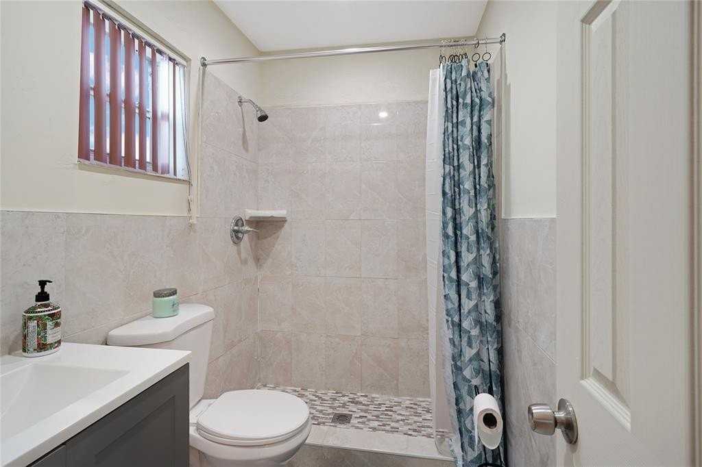 8453 Southampton Dr - Photo 4 of 11