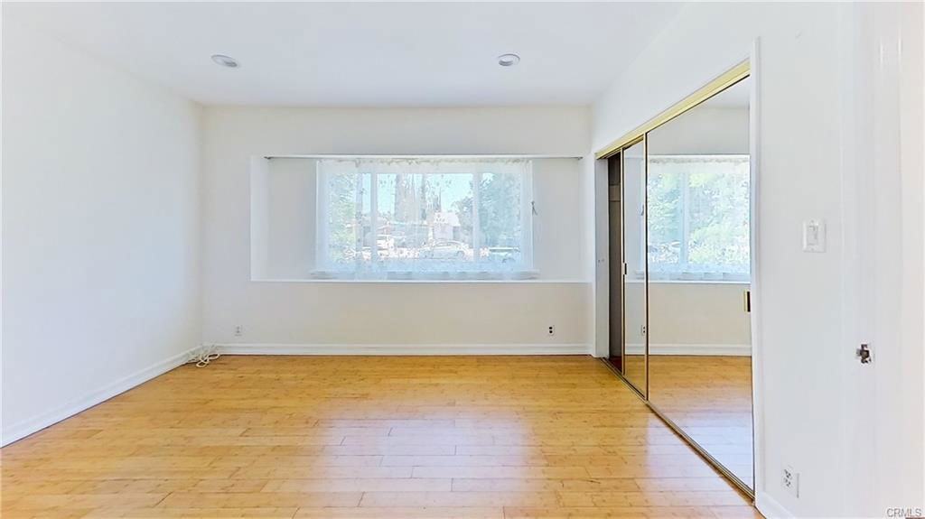 20235 Schoolcraft St - Photo 3 of 8