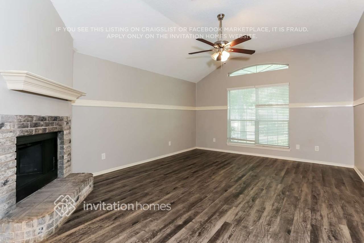 921 Wyndham Pl - Photo 3 of 17