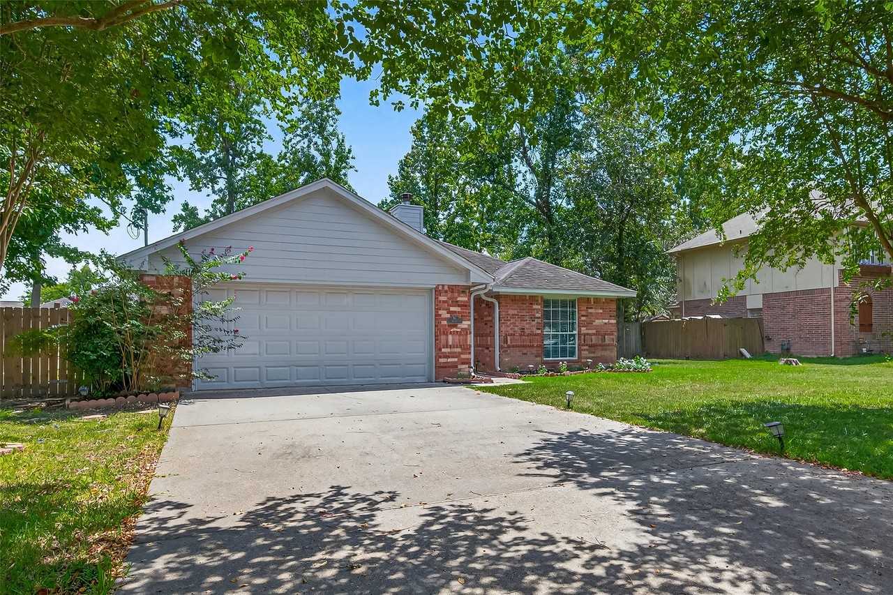 6719 Woodland Oaks - Photo 2 of 49