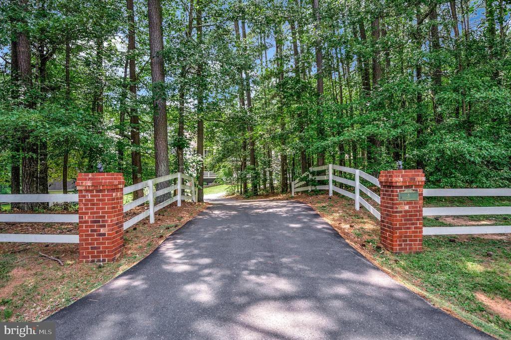 8 Wilderness Ct - Photo 3 of 50