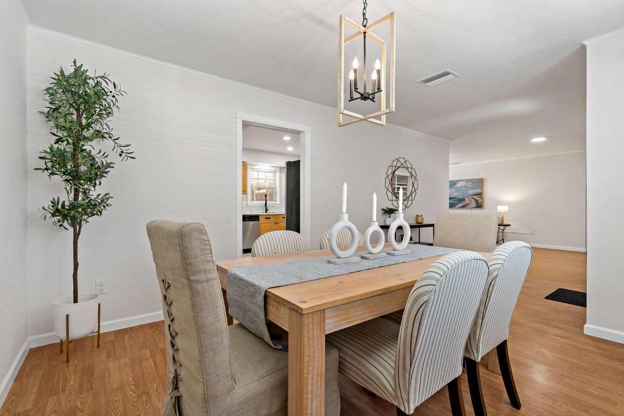 Friends Ave - Photo 3 of 15