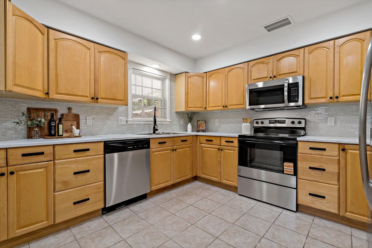 Friends Ave - Photo 4 of 15