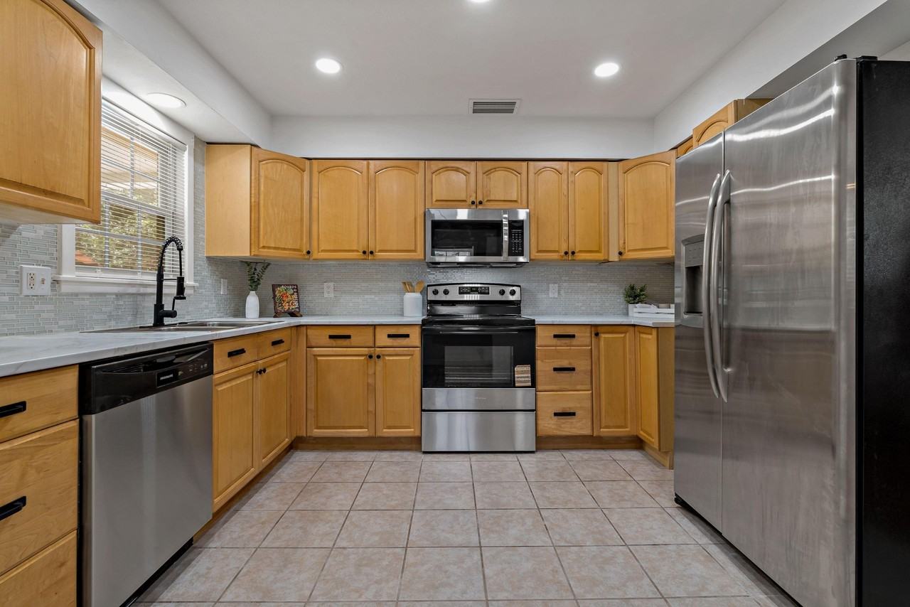 Friends Ave - Photo 5 of 15