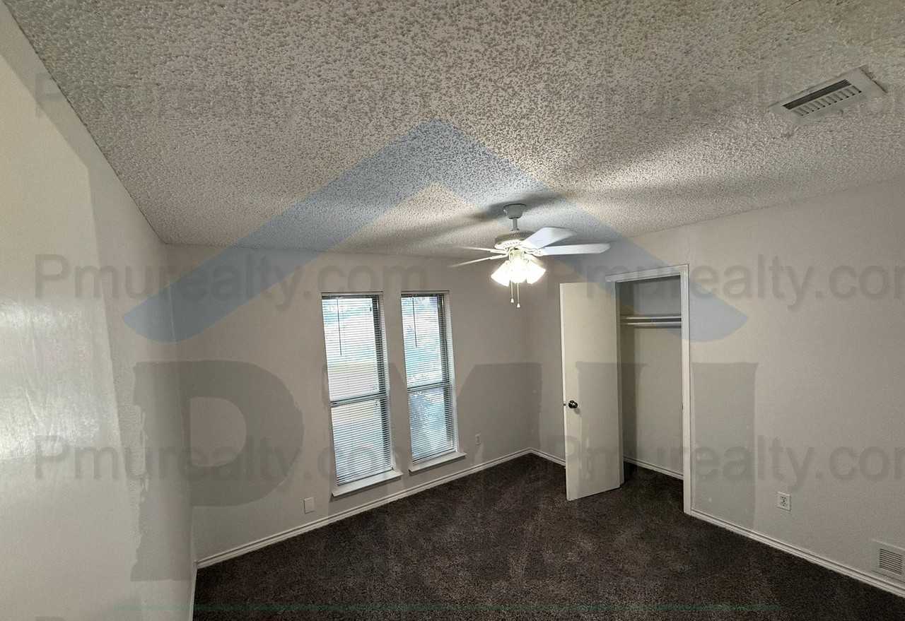 512 Newcastle Drive - Photo 5 of 13