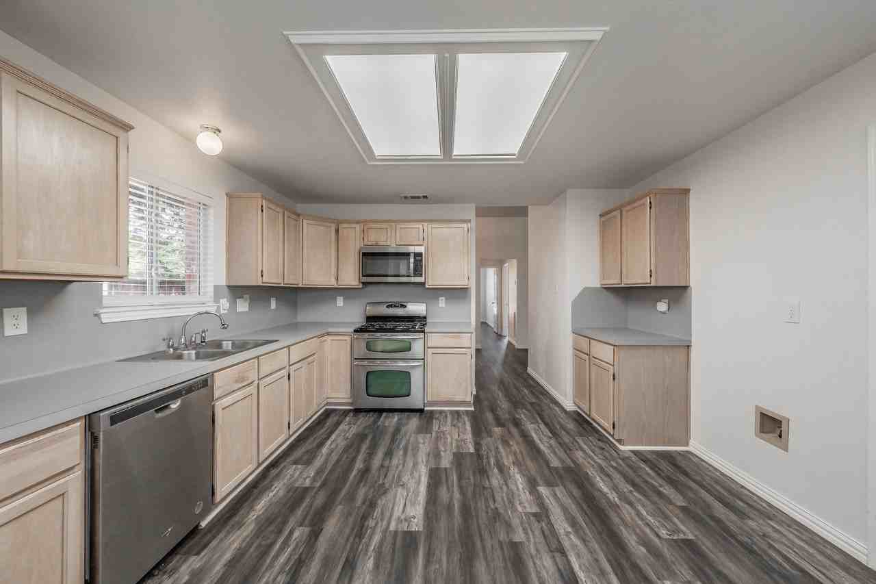 1214 Hardisty Dr - Photo 6 of 32