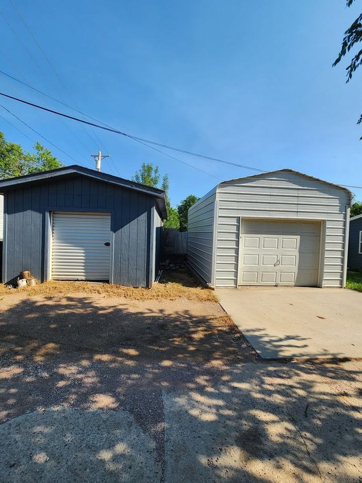 1705 5th St - Photo 2 of 24