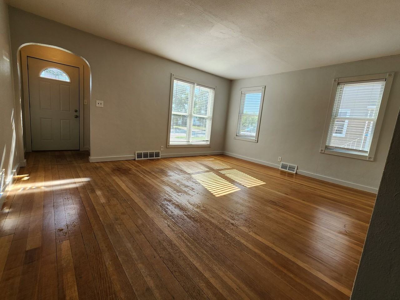 1705 5th St - Photo 3 of 24