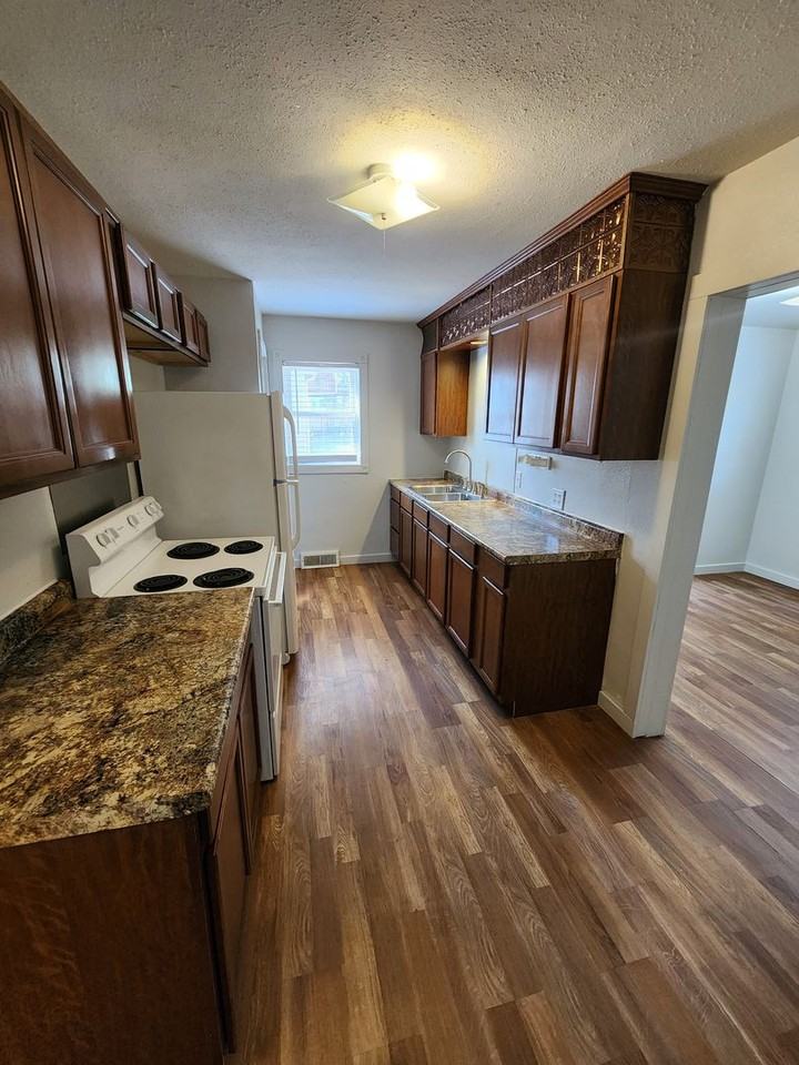 1705 5th St - Photo 4 of 24