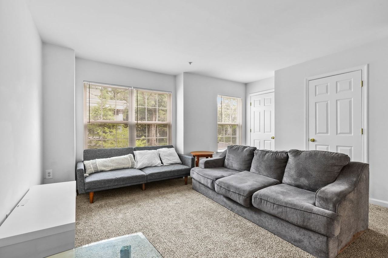 445 Kenneth Sq - Photo 3 of 22