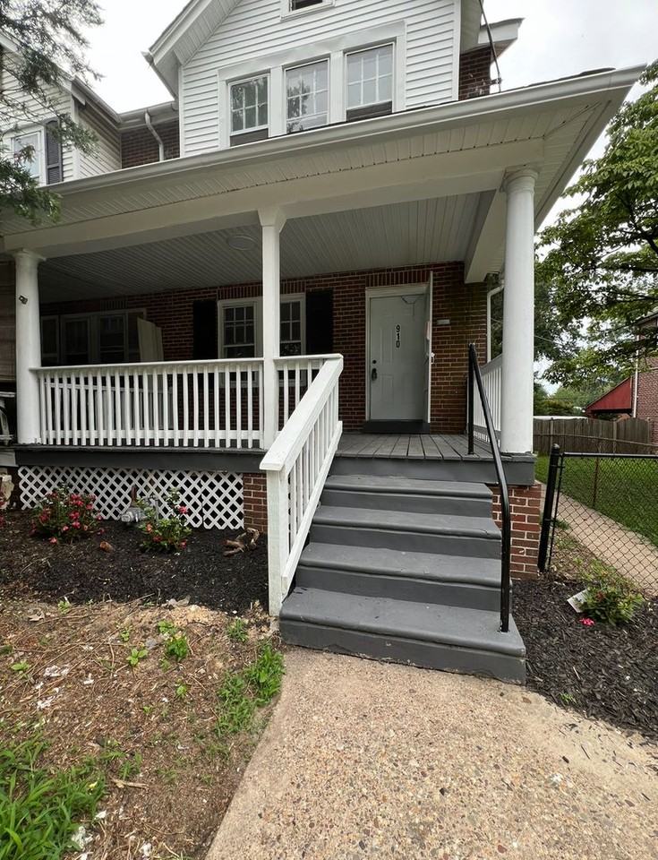 910 E 20th St - Photo 2 of 23