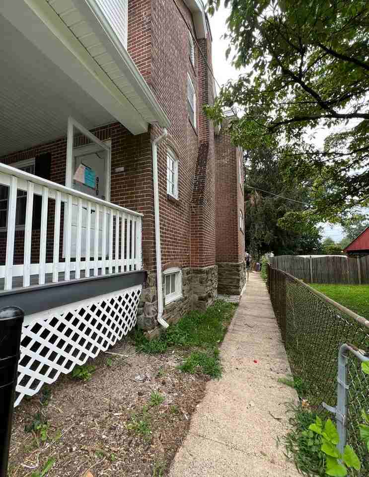 910 E 20th St - Photo 3 of 23