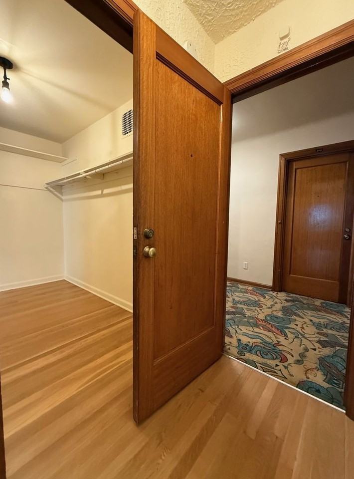 Regan Lee - Photo 4 of 32