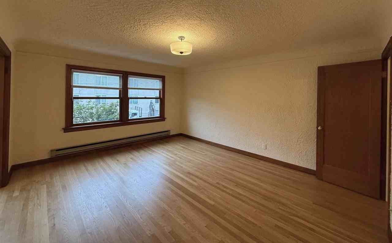 Regan Lee - Photo 5 of 32