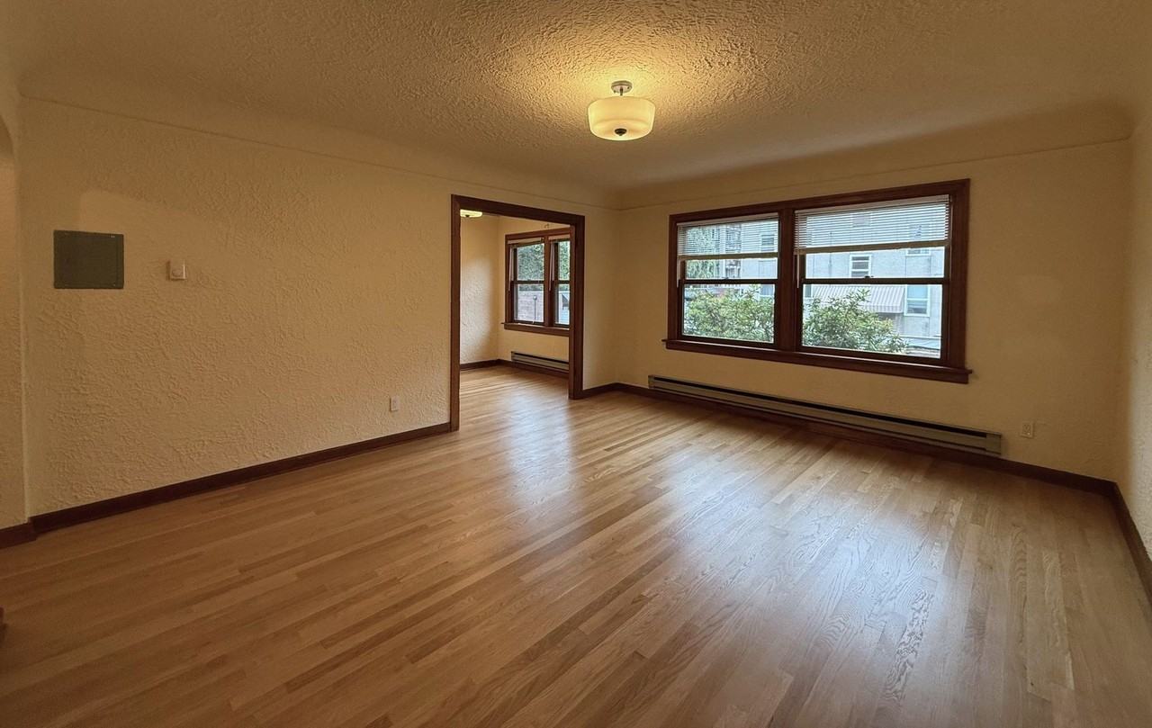 Regan Lee - Photo 7 of 32