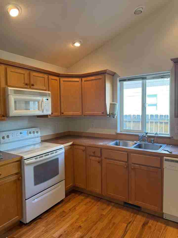 3064 Oliver St - Photo 3 of 15