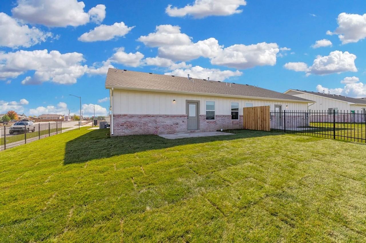 2102 W Elk Ridge Ave - Photo 2 of 16