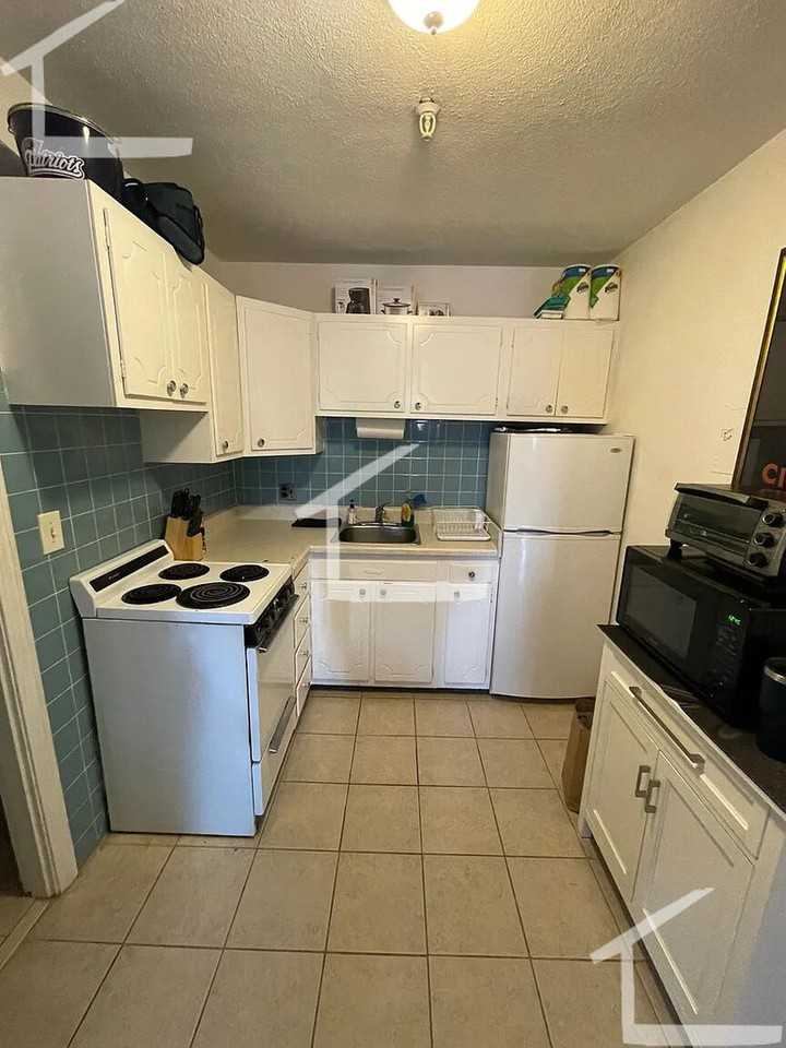 307 Marlborough St - Photo 3 of 5