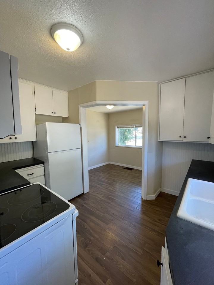 1443 Worden Ave - Photo 4 of 19