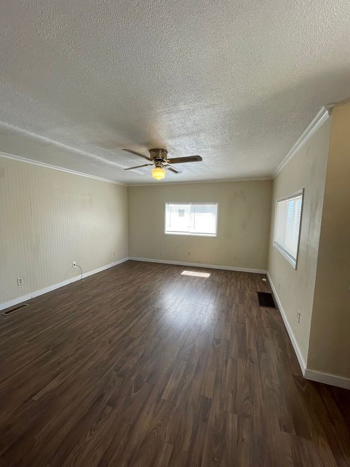 1443 Worden Ave - Photo 5 of 19