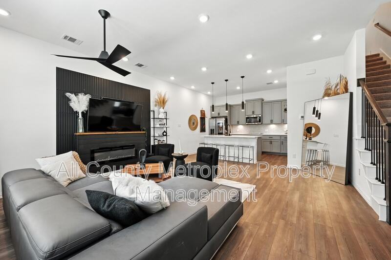 7513 Laburnam Rd - Photo 4 of 23