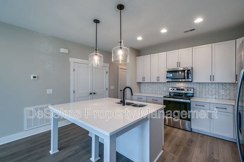 2061 Oakwood Avenue - Photo 7 of 30