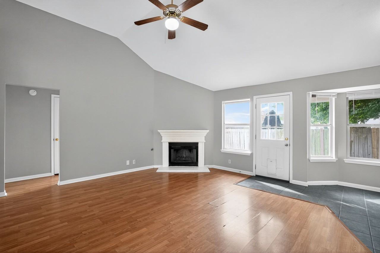 502 Jefferson Ln - Photo 3 of 16