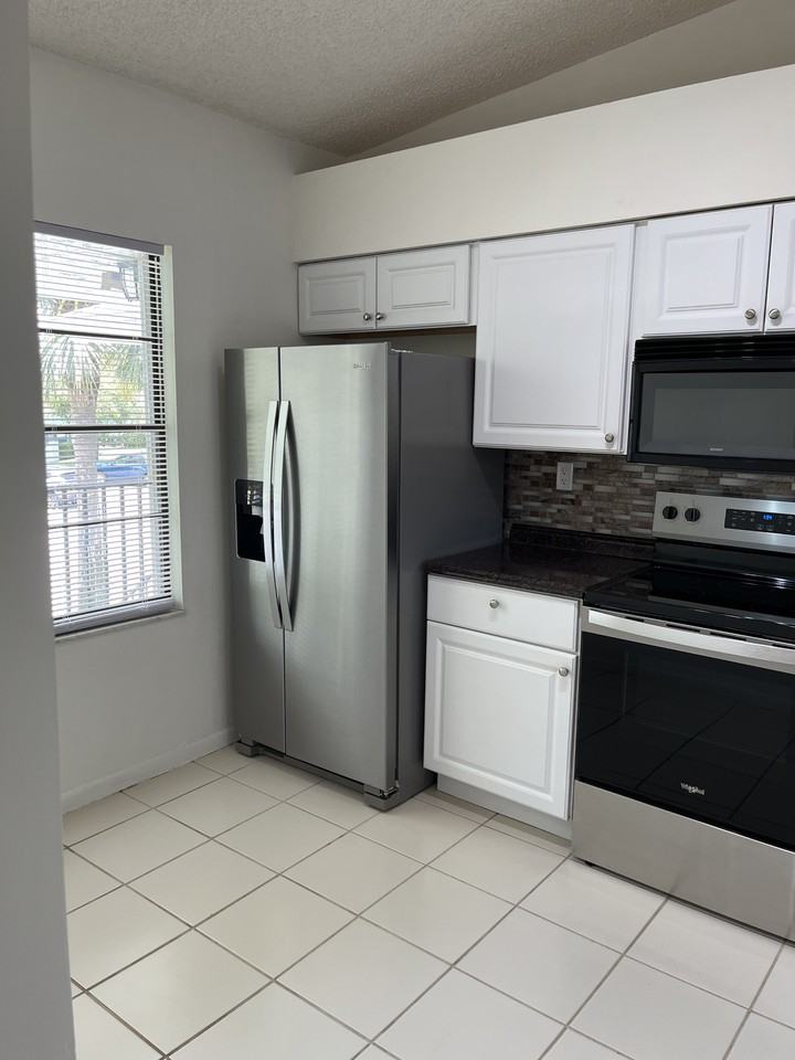801 Sabal Ridge Cir #F - Photo 2 of 34