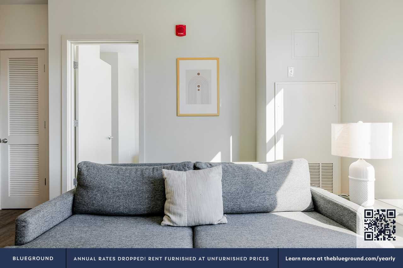 240 Sidney Street - Photo 4 of 30