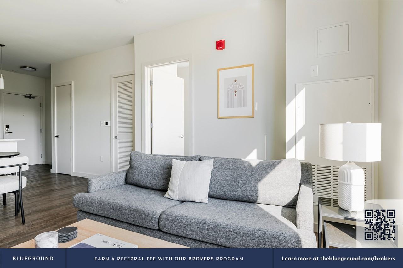 240 Sidney Street - Photo 5 of 30