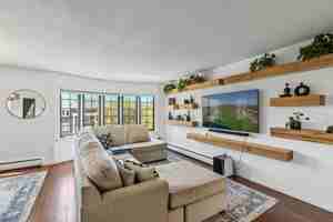 featured image of 3023 Lynn Ave