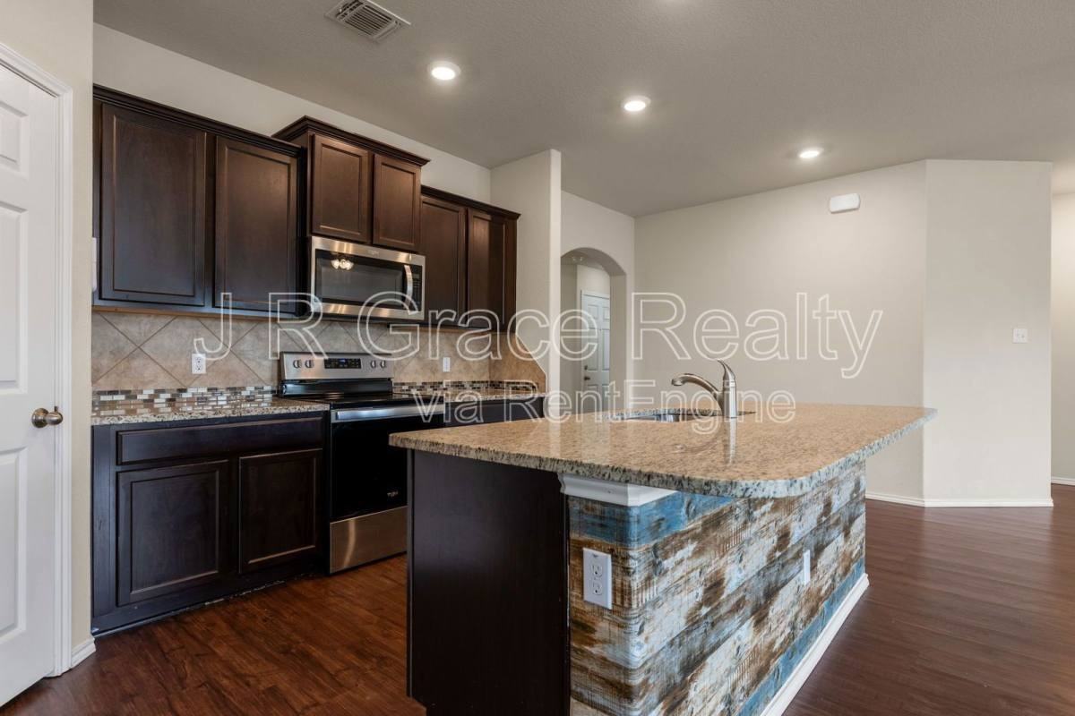 3208 Beutel Rd - Photo 3 of 10