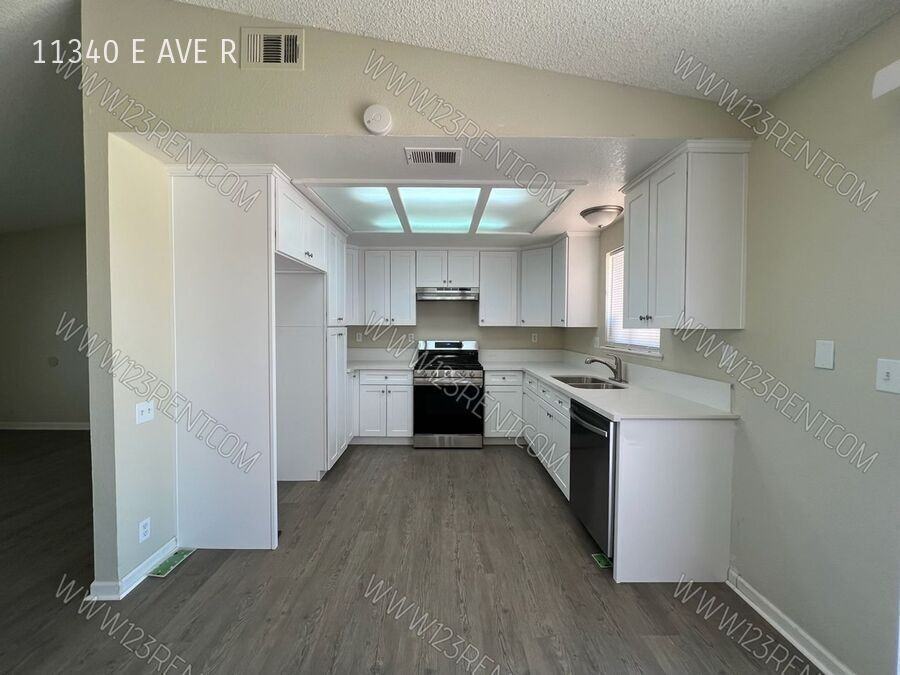 11340 E Avenue R - Photo 5 of 22