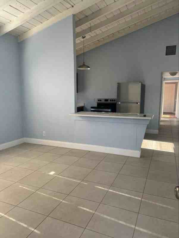 519 Nw 10th Ave #B - Photo 6 of 8