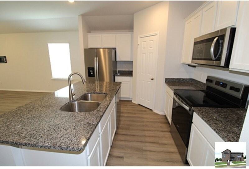 2466 Bee Creek Dr - Photo 4 of 16