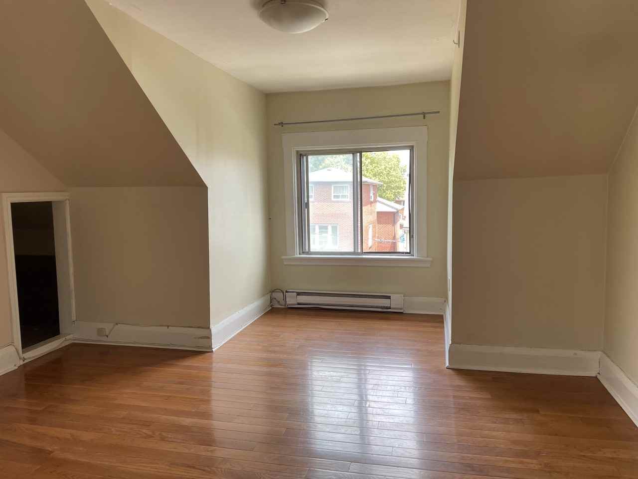 798 Carlaw Avenue ##5 - Photo 5 of 10