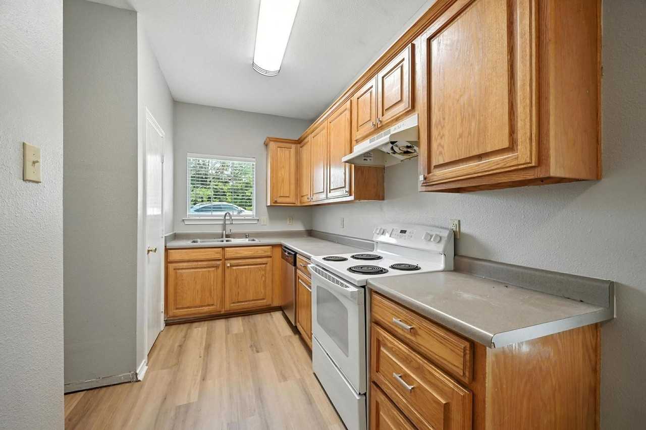 5959 Robinwood St - Photo 3 of 17