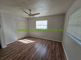4710 Ne 4th Pl - Photo 1 of 1