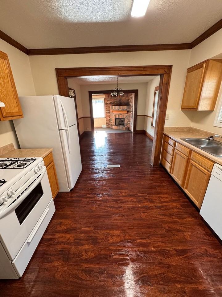 833 Lawrence Ave - Photo 4 of 23