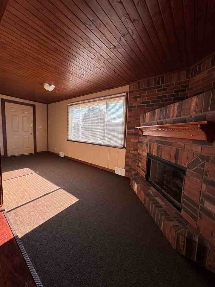 833 Lawrence Ave - Photo 5 of 23