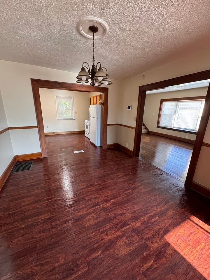 833 Lawrence Ave - Photo 6 of 23