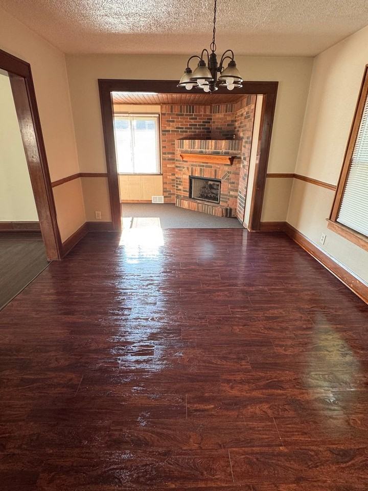 833 Lawrence Ave - Photo 7 of 23