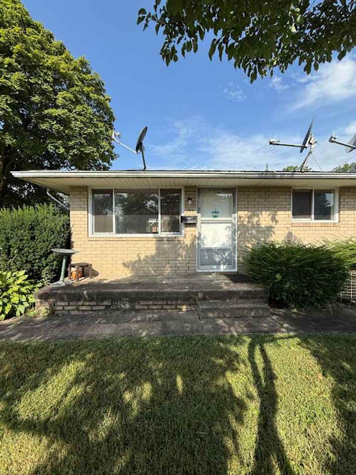 233 Kennedy St - Photo 2 of 18