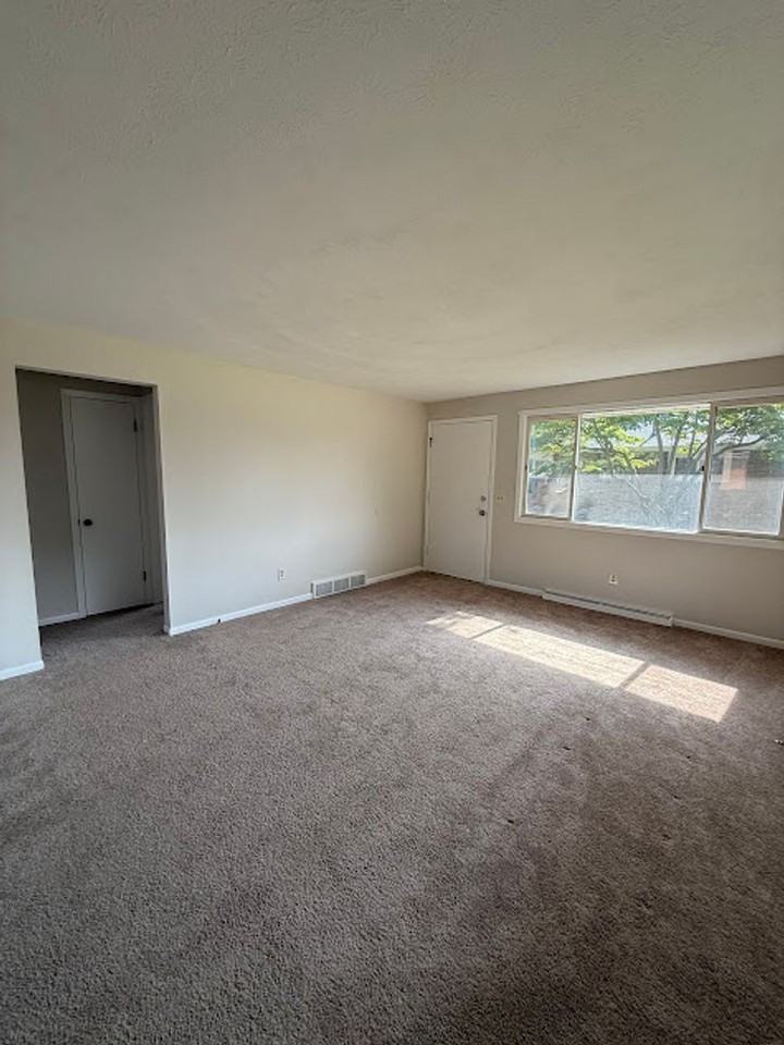 233 Kennedy St - Photo 3 of 18